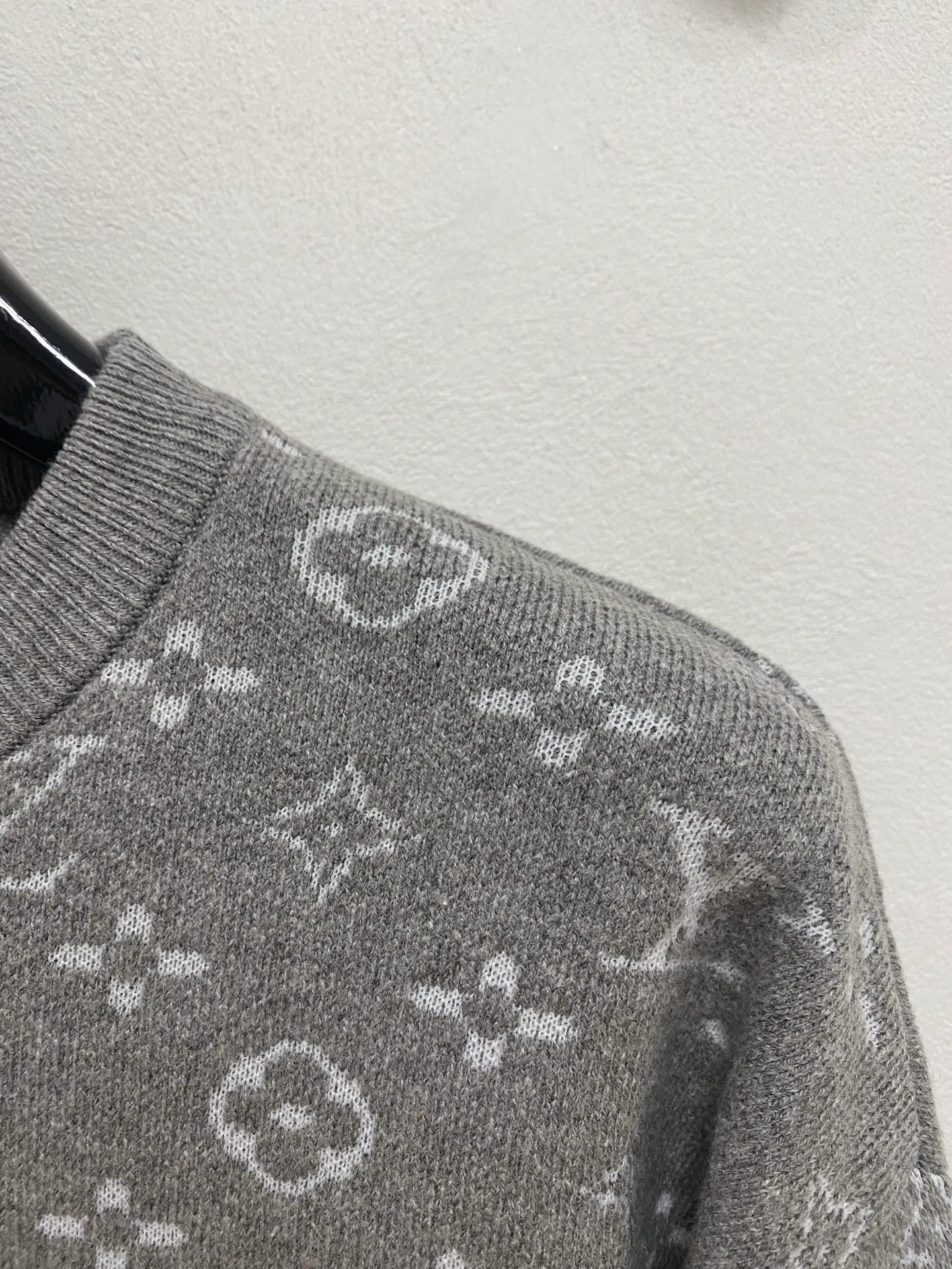 🅿️440 LV 2025 new wool blended round neck long sleeve sweater cardigan bottoming sweater, high-end version! The custom-made fabrics at the counter are highly breathable and comfortable, with impeccable details and brand element design concepts, reflecting high quality. It feels delicate and soft! It presents a casual cut and the upper body shape is great! 🐉Code size: M-3XL